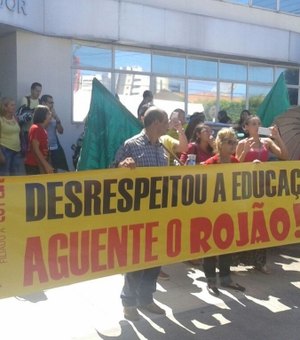 Servidores da educação realizam protesto e cobram pagamento de progressão salarial
