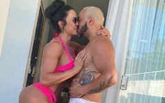 Gracyanne Barbosa e Belo Celebram Chegada de 2020 com beijão