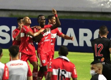CRB goleia o Figueirense e complica rival