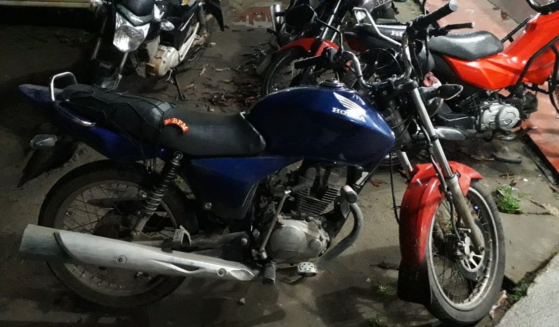 Entregador de pizza encontra moto abandonada em ladeira de Arapiraca e avisa à polícia