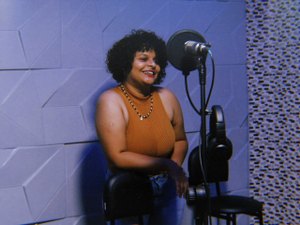 Cantora Arapiraquense lança primeiro álbum e inaugura novo momento no rap