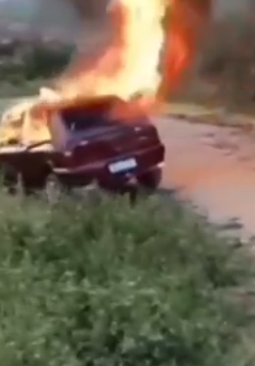 Motorista suspeito de atropelar e matar jovem é encontrado espancado com carro em chamas