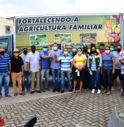 Prefeito de Campestre entrega caminhão para agricultores