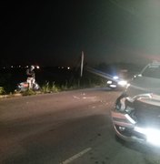 Veículo invade pista, provoca acidente e capota na AL 220 em Arapiraca