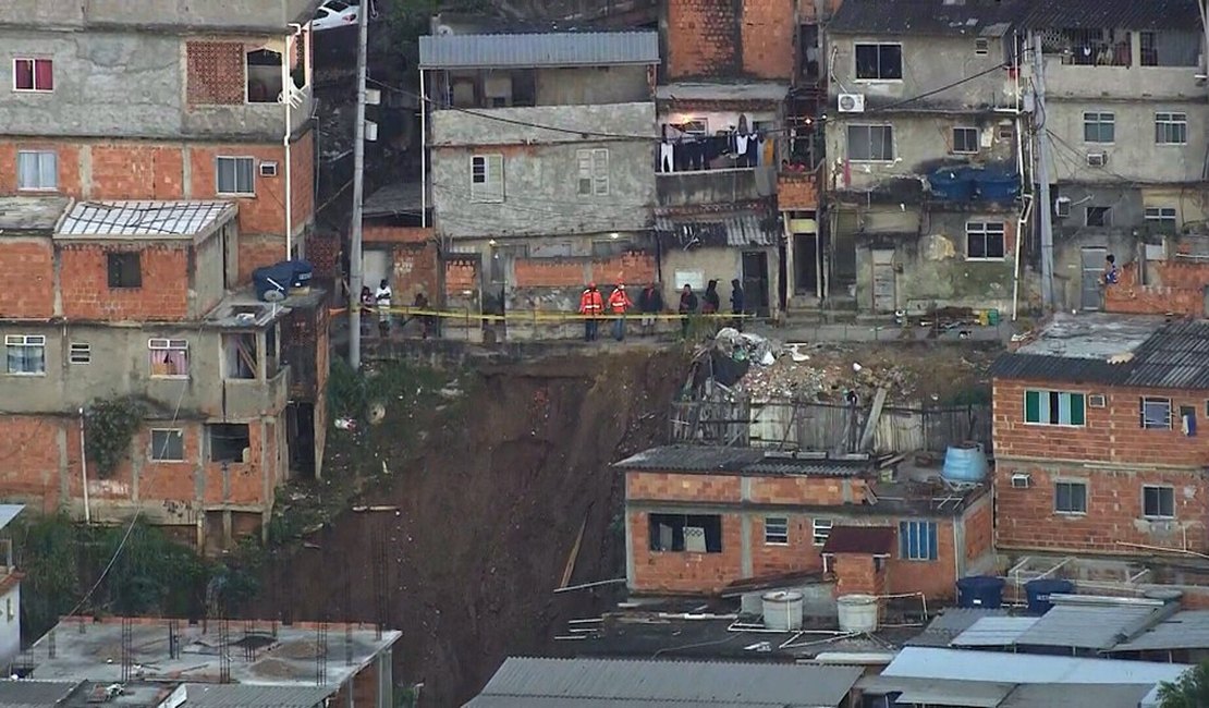 Deslizamento de encosta deixa 12 famílias desalojadas no Rio de Janeiro