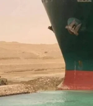 Termina congestionamento no Canal de Suez dias após navio gigante desencalhado