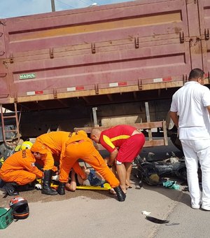 Colisão entre caminhão e moto deixa mulher ferida em Maragogi