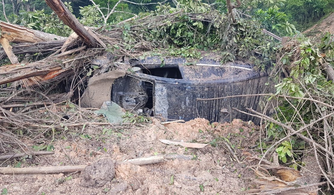 Carro é soterrado em São Miguel dos Campos após deslizamento de barreira