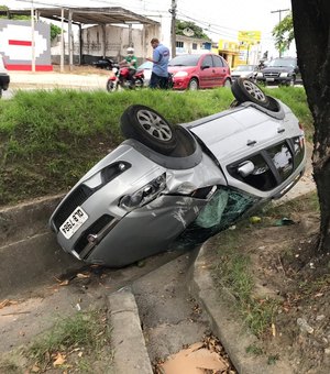 Carro capota e deixa homem ferido na Avenida Durval de Góes Monteiro