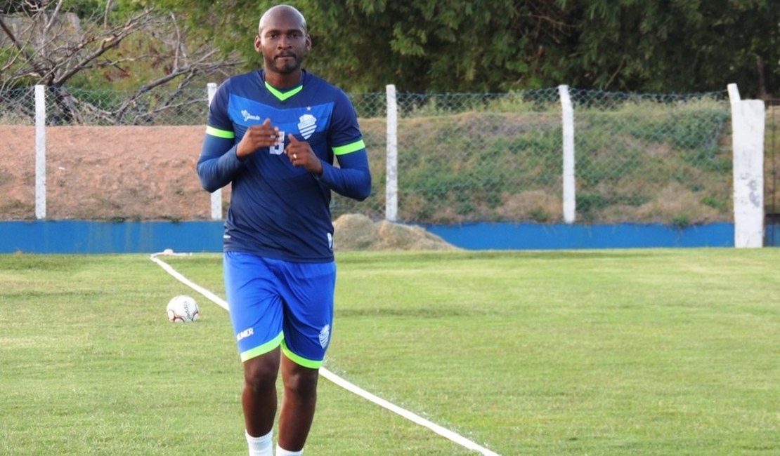 CSA renova contrato com zagueiro e busca permanência de volante