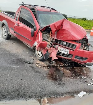 Condutor de Fiat Strada perde controle da direção e sofre acidente na AL 220 em Arapiraca