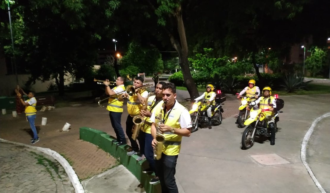 Músicos do Ronda no Bairro percorrem territórios do programa com serenata