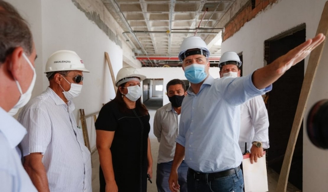 Hospital do Alto Sertão: obra será entregue em cinco meses, afirma Renan Filho