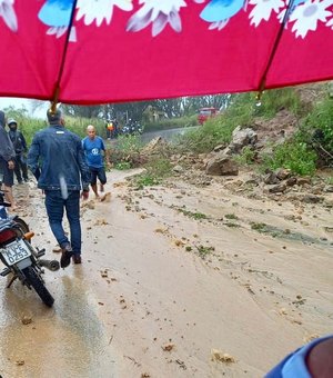 Fortes chuvas voltam a prejudicar a população de Palmeira dos Índios; Acessos interditados e ruas inundadas.
