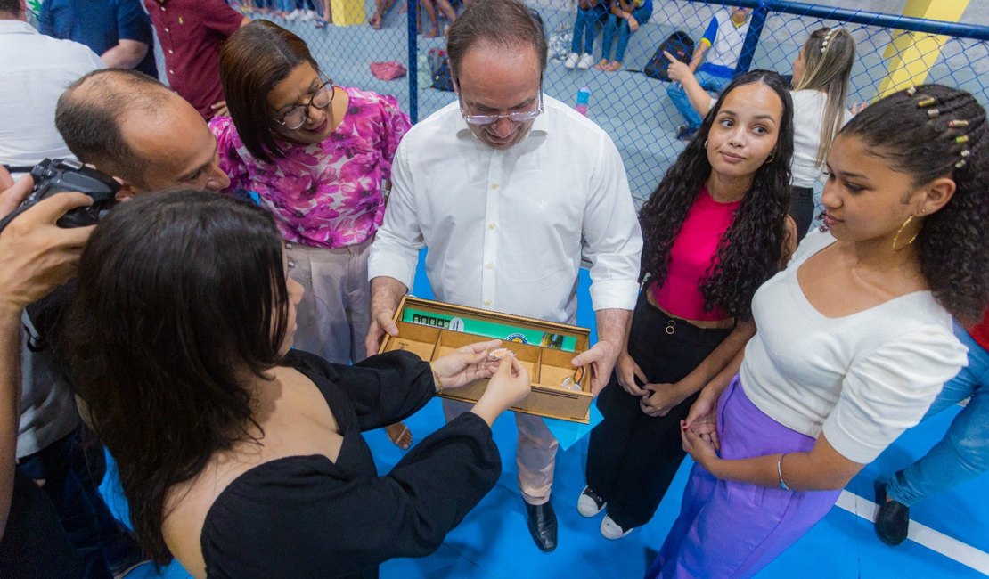 Jogo pedagógico criado por alunos e professores da rede municipal é apresentado ao prefeito Luciano Barbosa