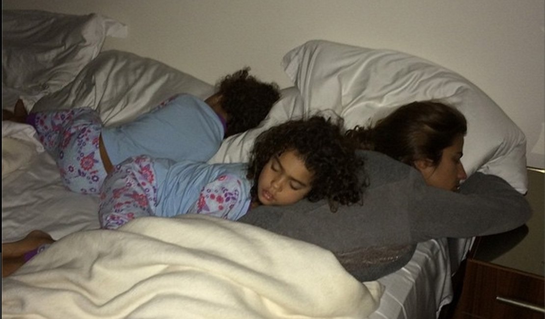 Ronaldo Fenômeno mostra as filhas dormindo com Paula Morais