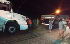 Carreta colide contra muro de residência na AL 110, em Arapiraca