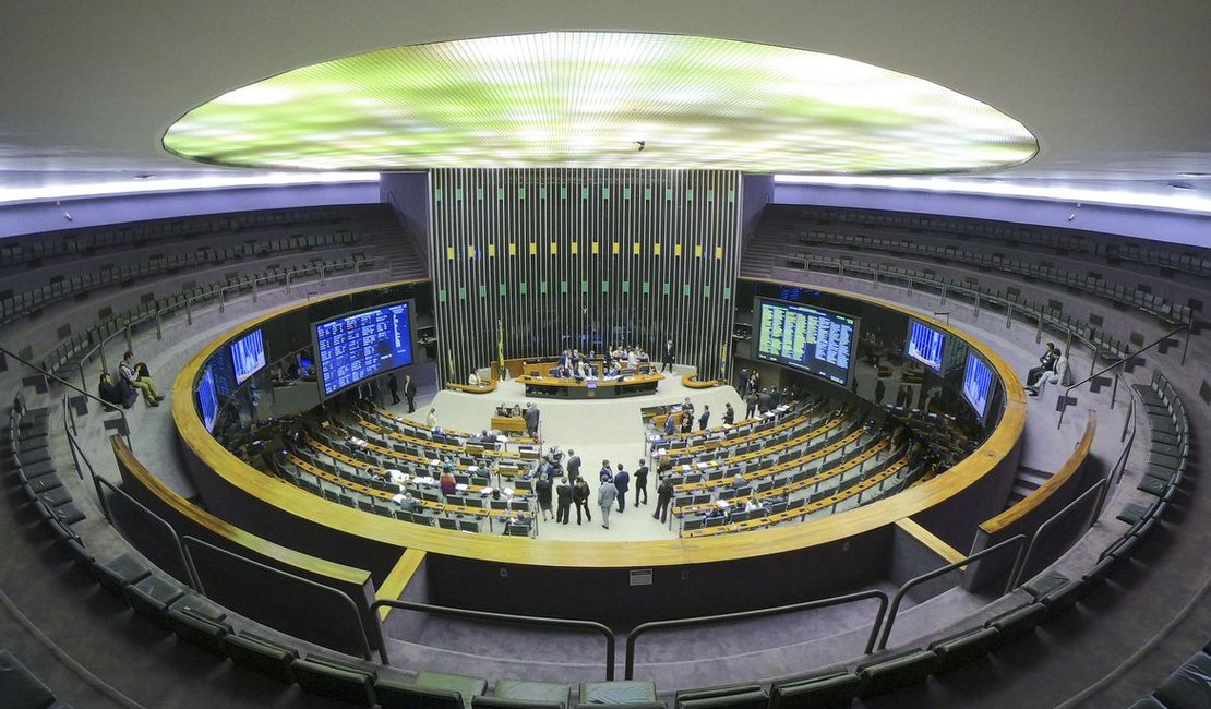 Com aumento, salário de parlamentares fica 15 vezes maior que o da média dos brasileiros