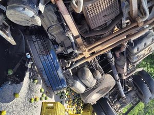 Caminhão tomba carregado de mangas na ladeira do catolé em Maceió