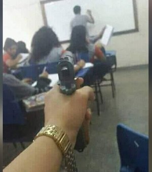 Aluno publica foto apontando arma para professor em sala