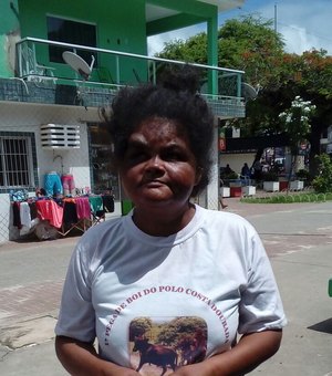 Mulher procura por familiares há cerca de um mês em Maragogi