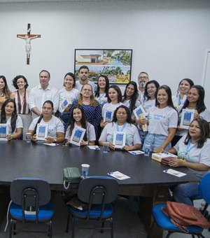 Prefeito entrega 30 novos tablets aos visitadores do programa Criança Feliz de Arapiraca