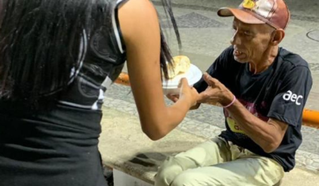 Torcida Mancha Negra realiza ação social pelas ruas de Arapiraca