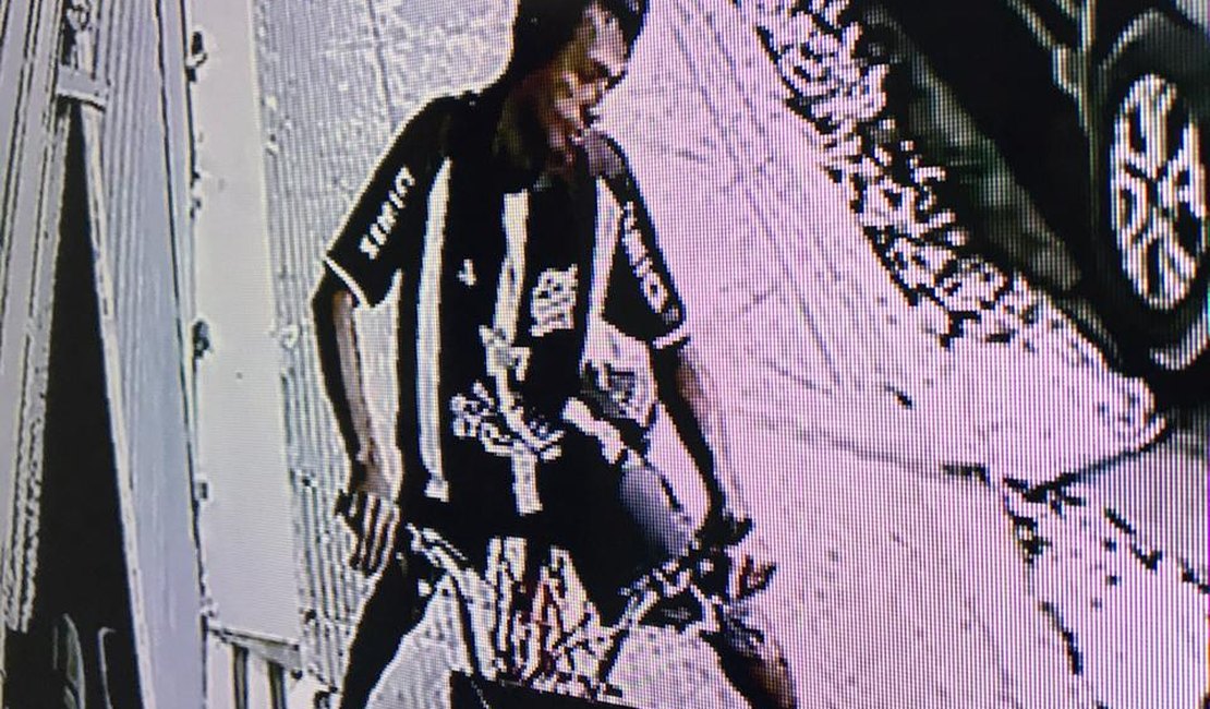 Imagens mostram homem fugindo com bicicleta furtada em Arapiraca