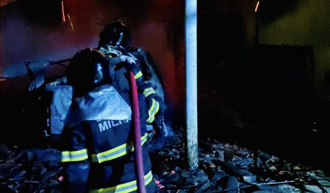 Veículo pega fogo na garagem de residência e fogo destrói parte do imóvel em Arapiraca