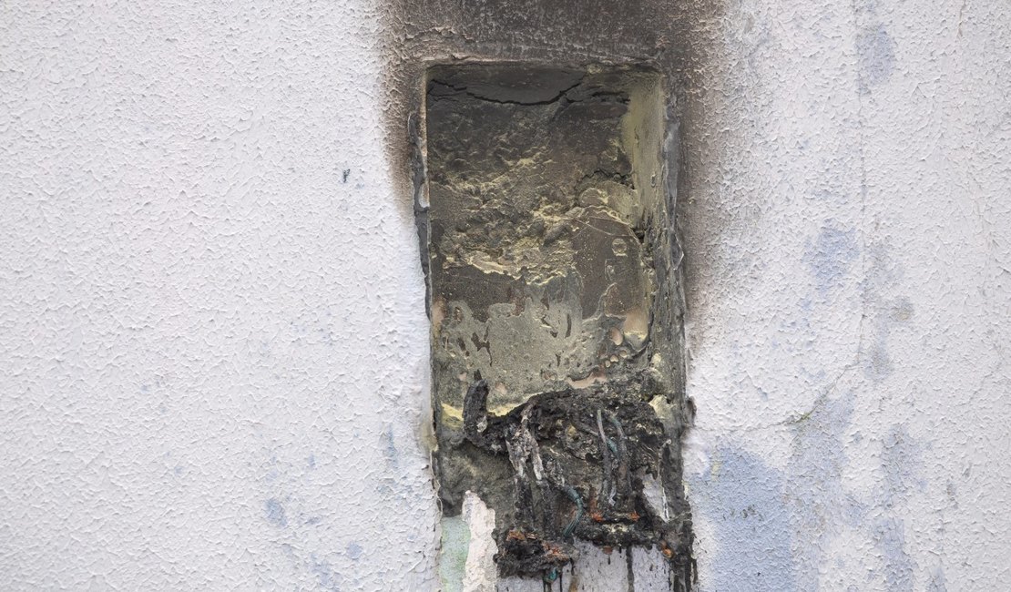 Curto circuito atinge medidor de energia e provoca incêndio em Maceió