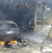 Carro pega fogo dentro de garagem e destrói casa em Arapiraca