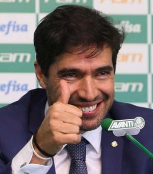 Abel minimiza oferta do Benfica e ressalta carinho pela torcida e elenco: 'tenho contrato com o Palmeiras'