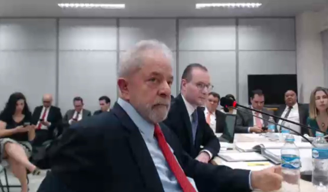 [Vídeo] Advogado deixa sala de interrogatório, e Lula brinca: 'me leva com você'