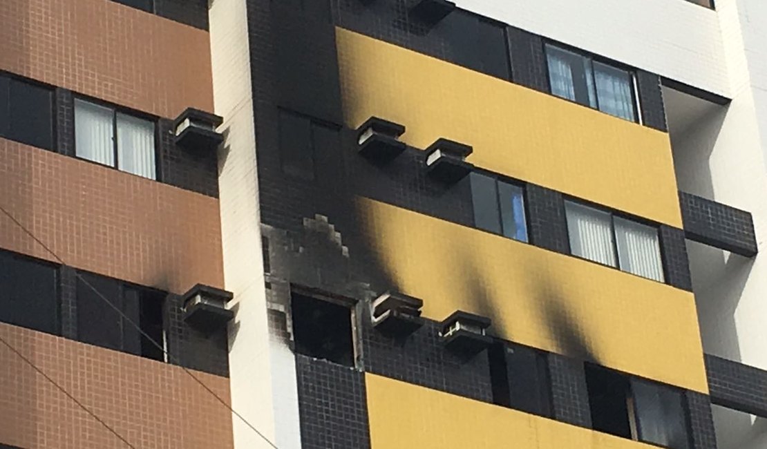[Vídeo] Incêndio atinge apartamento e moradores precisam ser retirados de prédio