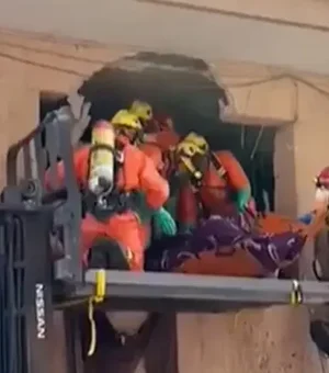 [Vídeo] Bombeiros resgatam homem de 250 kg em 'montanha' de lixo na Espanha