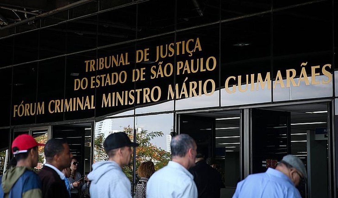 Mulher é presa após tentar esfaquear juíza dentro de Fórum