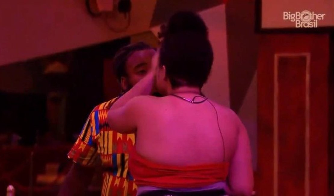 Rodrigo tenta beijar Rízia e ambas as famílias condenam a atitude do brother