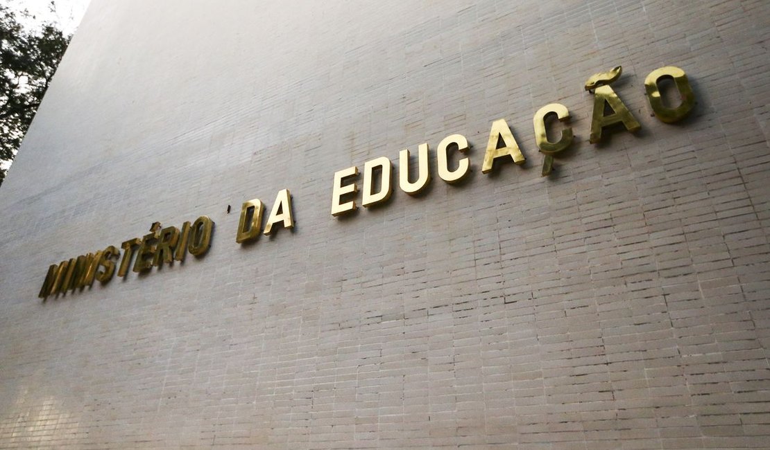 Governo bloqueia R$ 3 bi na Educação; instituições federais reagem