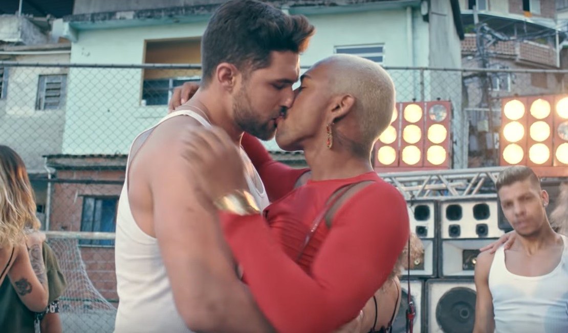 Nego do Borel dá beijão em 'boy magia' no novo clipe de 'Me Solta'