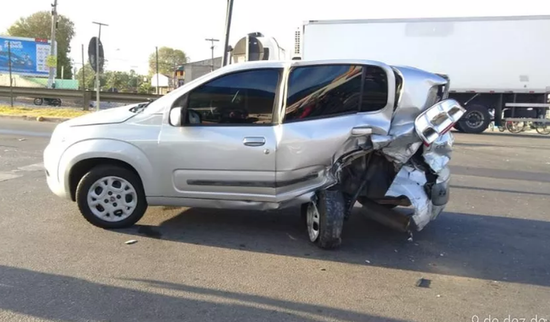Motorista embriagado causa acidente em trecho da Avenida José Alexandre