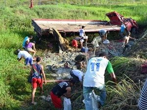 Caminhoneiro perde controle de veículo e morre na BR-101