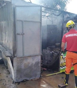 Incêndio destrói barraca de lanches em Delmiro