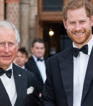 Príncipe Charles ficou 'explodindo de raiva' com ataques do filho Harry