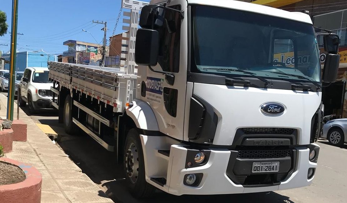 Prefeitura de Lagoa da Canoa recebe caminhão zero quilômetro da Codevasf
