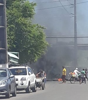 Manifestantes fecham rua próximo ao terminal do Mercado, em Maceió 
