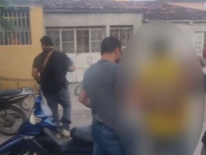 [Vídeo] Foragido por tráfico e corrupção de menores em Penedo é preso pela Polícia Civil