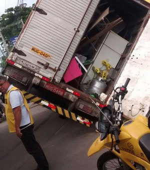 [Vídeo] Sem freio, caminhão de mudança tomba em avenida movimentada e deixa feridos 