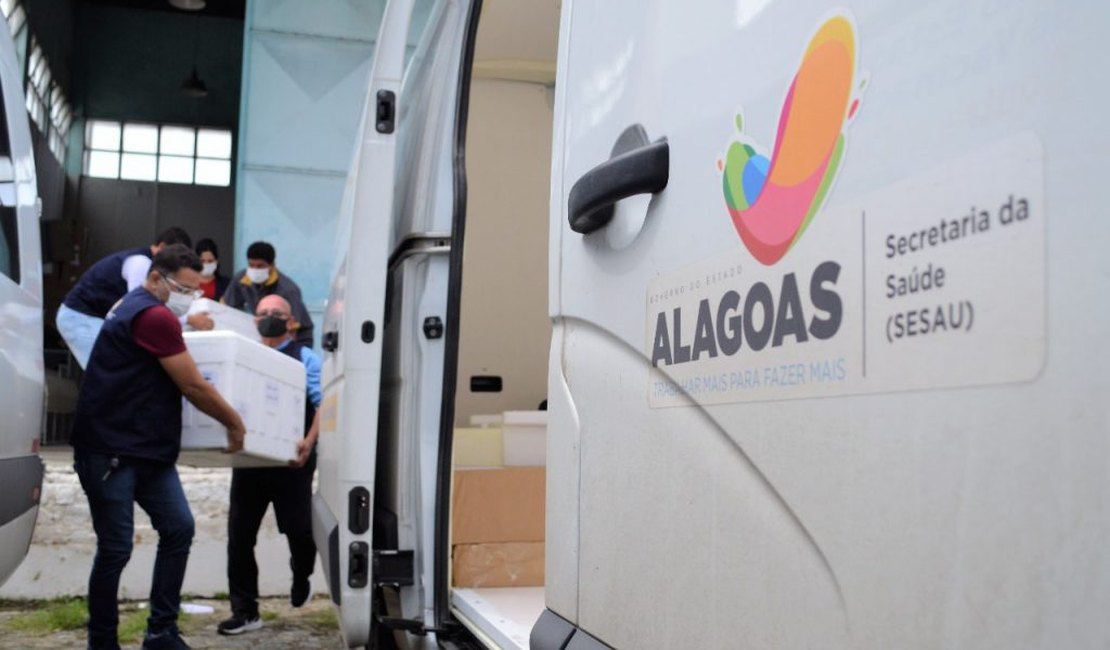 Governo de Alagoas inicia distribuição de doses de AstraZeneca e Pfizer