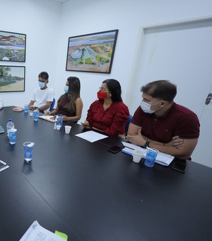 Prefeitura de Arapiraca se reúne com representantes da Casal e cobra normas para reparos em ruas