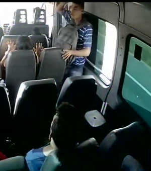 Usando uma faca bandido rouba passageiros em Van que seguia para TEOTÔNIO VILELA